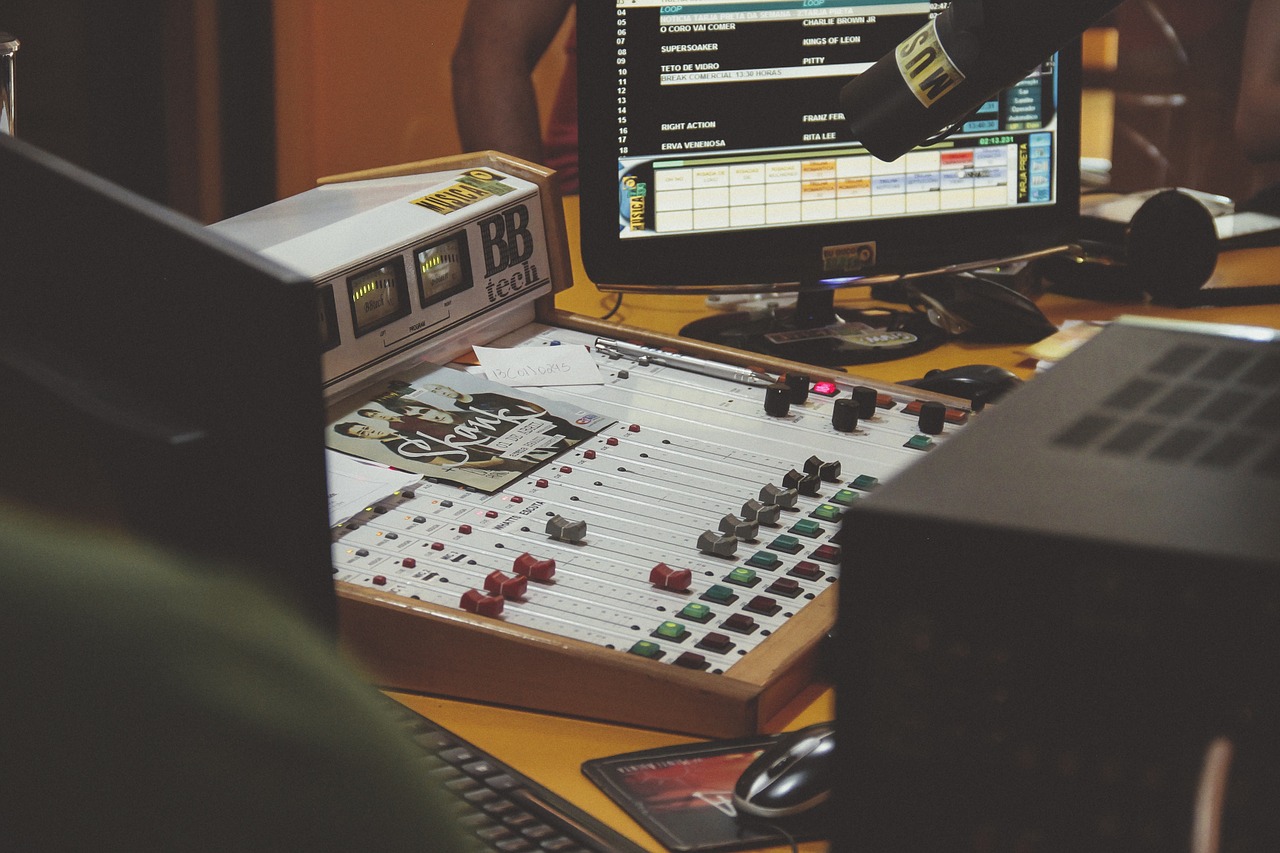 Explore the Reasons Why Should You Enroll In the Best Music Producing Courses