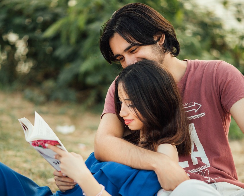 4 Signs That Let You Know He’s Dating You With the Intent